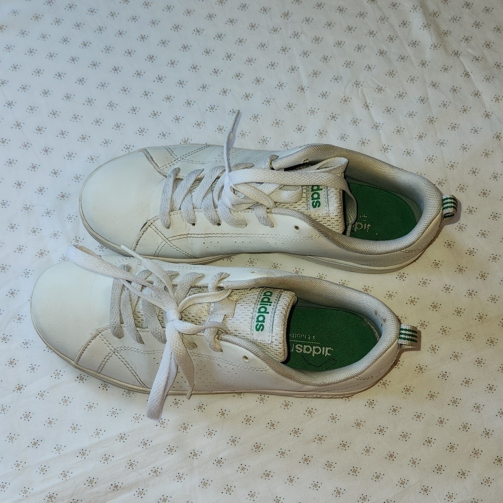 Adidas Youth white/green low-top sneakers sz 5